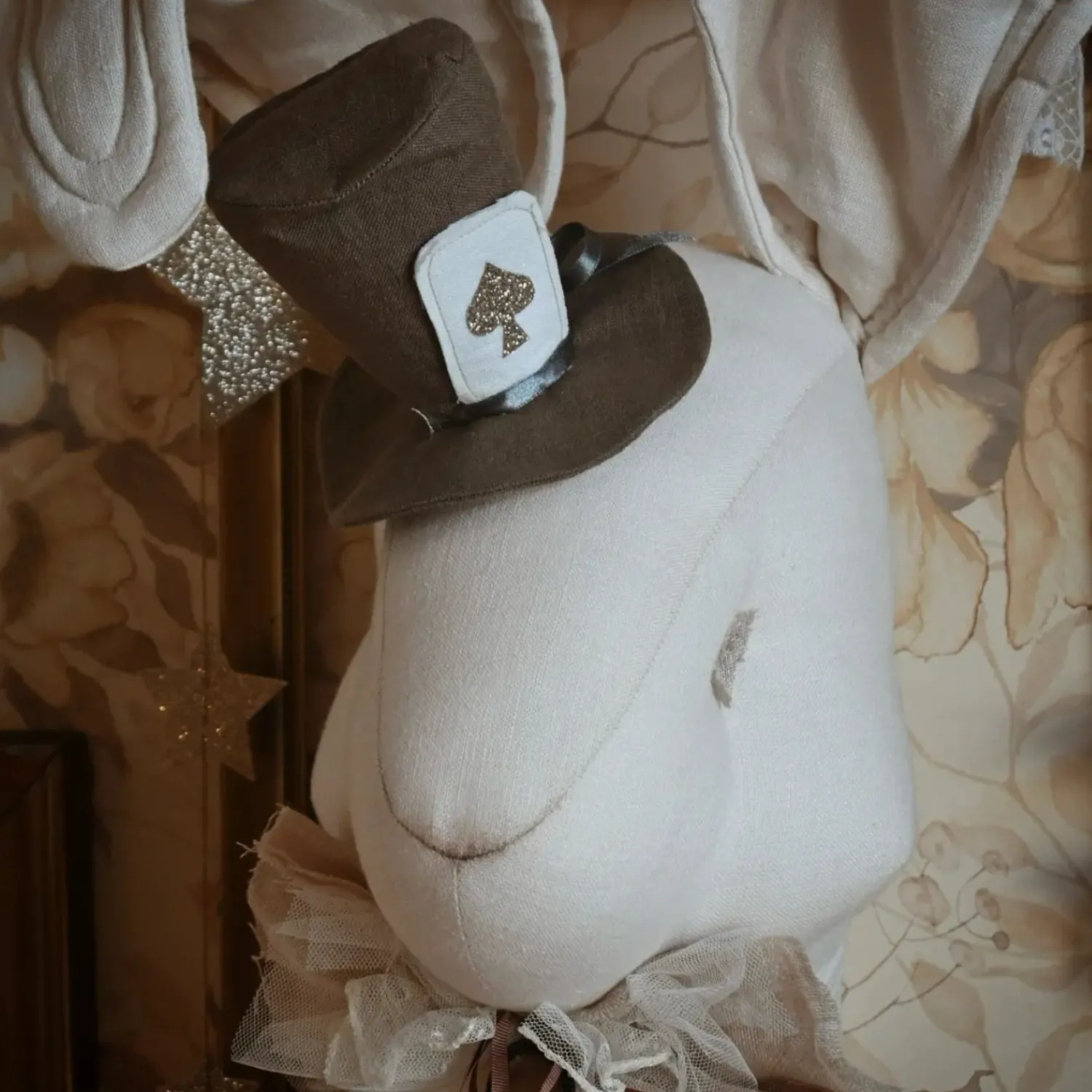 Love me decoration Face Masks>Line Rabbit From Wonderland Light Beige Mr.Hatter