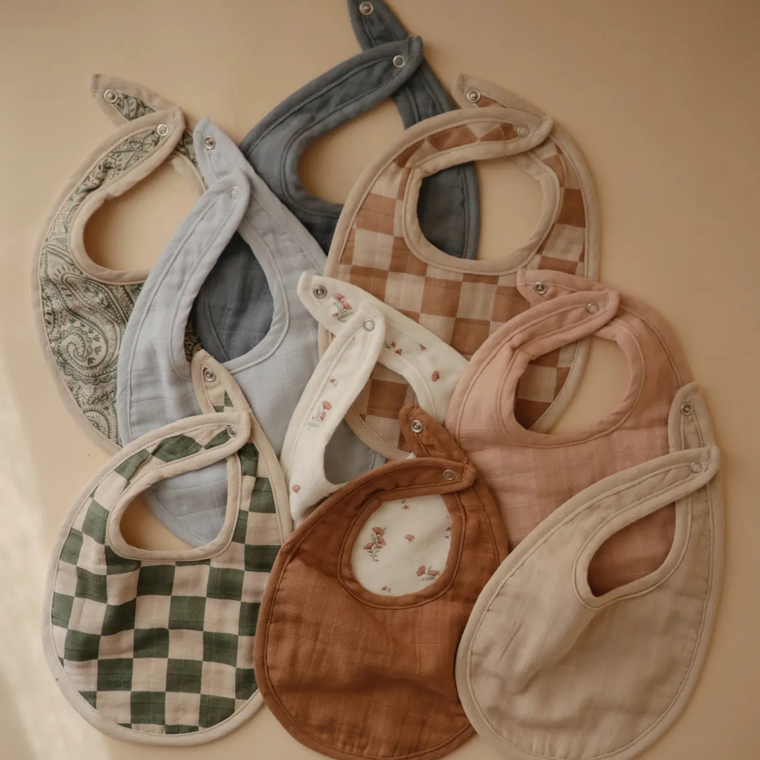Mushie Face Masks> Muslin Bib Tan/Fog